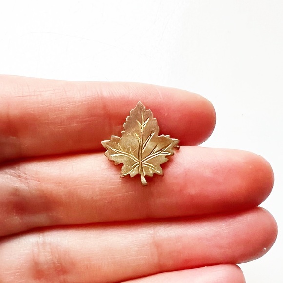 Vintage Jewelry Vintage Tarnished Gold Maple Leaf Lapel Pin Poshmark